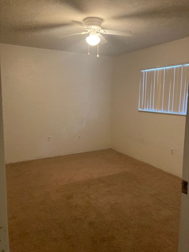 Building Photo - Spacious 1,226 SF Unit - 2 bd / 2 ba near ...