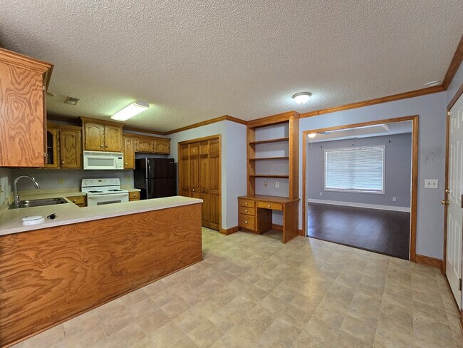 Building Photo - 3563 Beacon Dr