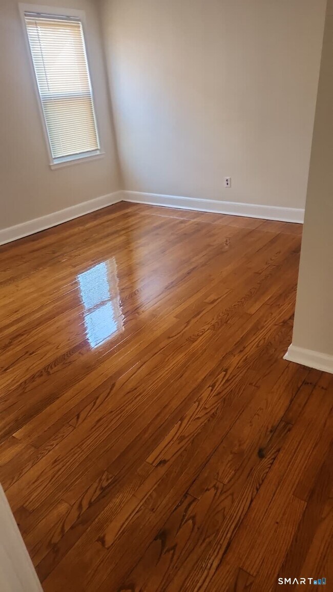 Building Photo - 60 Lincoln Ave