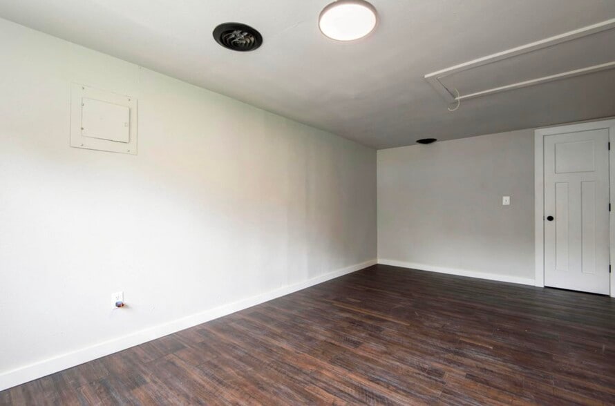 Building Photo - 740 S Warren Ave