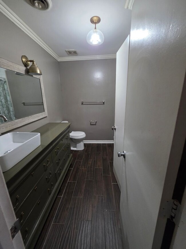 Building Photo - 2220 Woodridge Ln