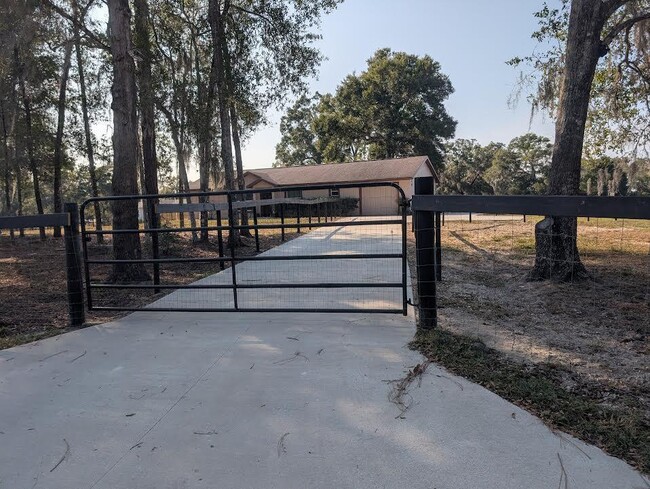 Building Photo - 4210 SW 89th Ave