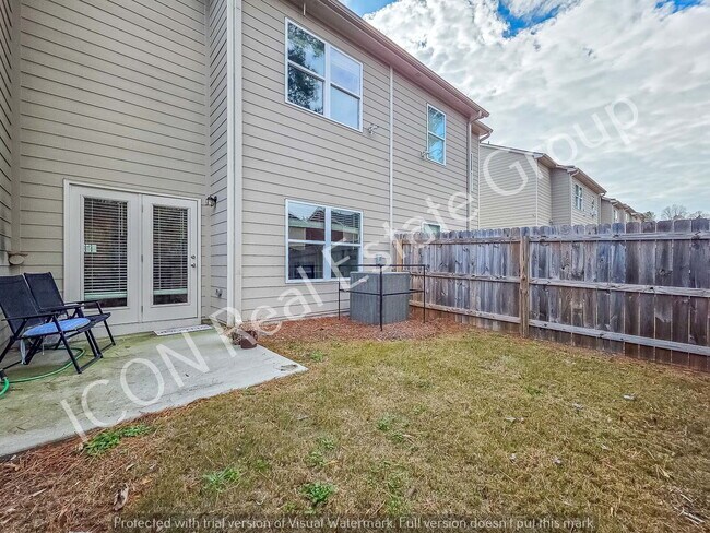 Building Photo - Spacious 3/2.5 Townhome