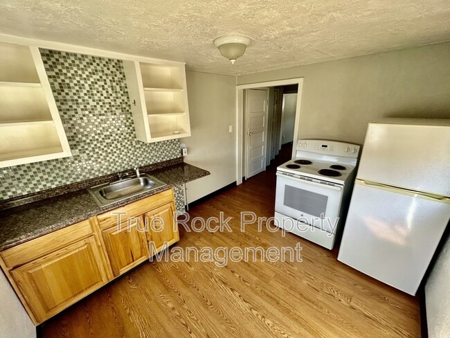 Building Photo - 531 1/2 W 9th Apt E