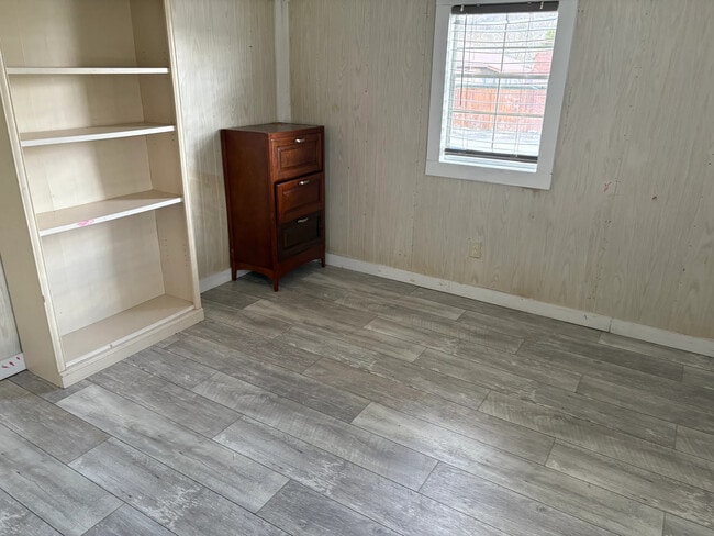 Building Photo - 2410 N Hwy 25 W