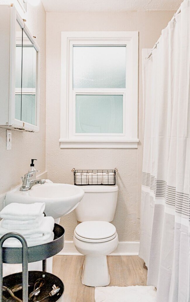 Building Photo - Cozy 2-Bedroom Home Near Sacred Heart, Shriners, and Deaconess