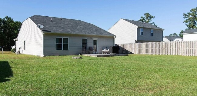 Building Photo - Charming 3 bedroom 2 bath ranch style home...