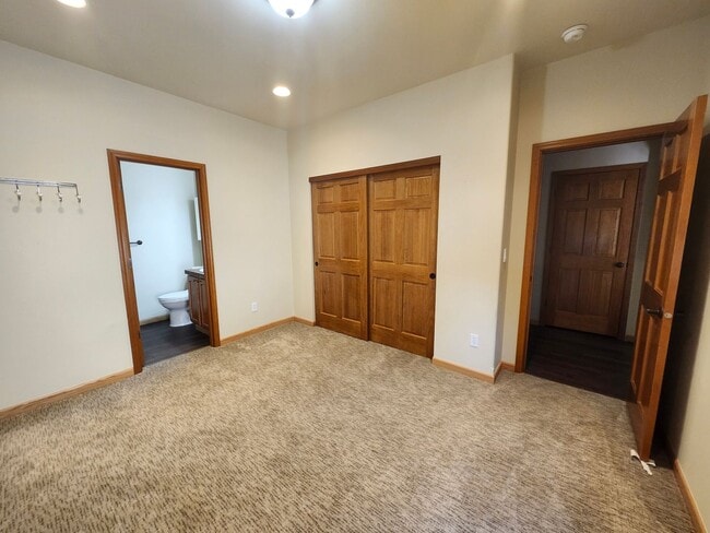 Building Photo - Tuscan-Style Townhome for Rent – Prime Ken...