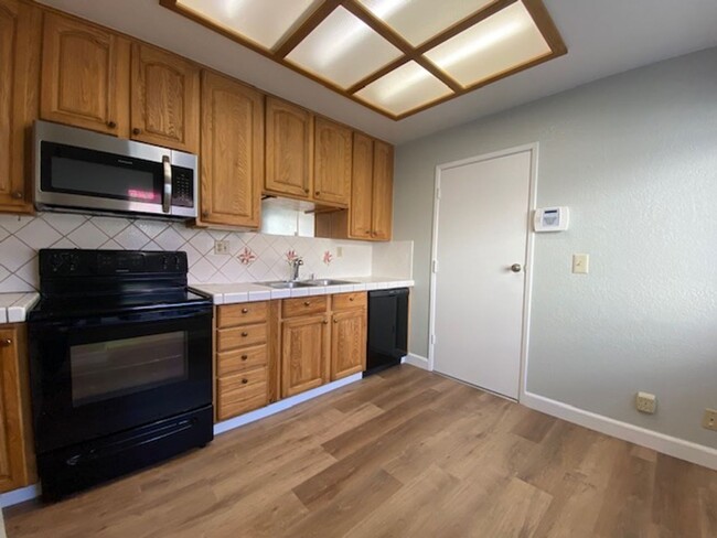 Building Photo - 3 Bedroom 2 Bathroom Single Family Home in...