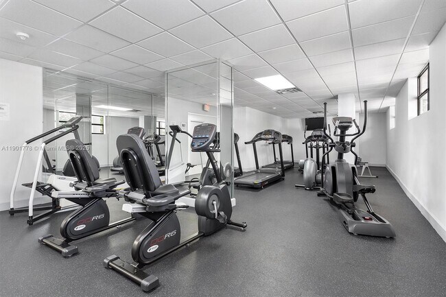 Building Photo - 600 Parkview Dr