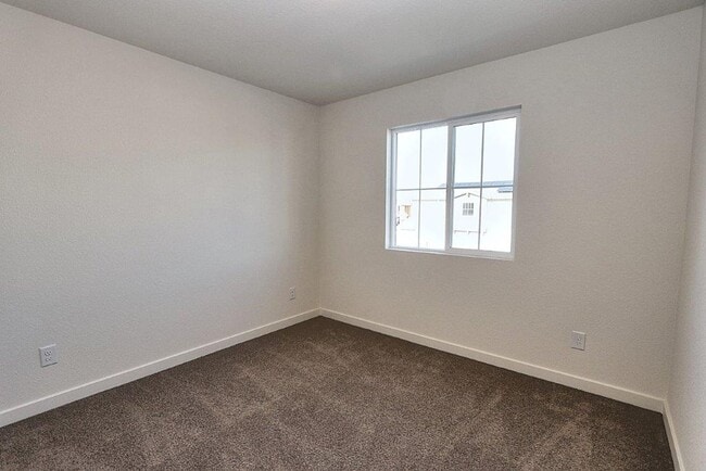 Building Photo - Beautiful Lincoln Home Available in May!