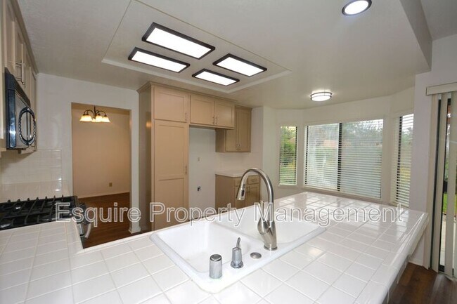 Building Photo - 1610 Oneida Pl