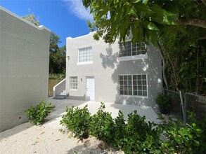 Building Photo - 553 NE 65th St