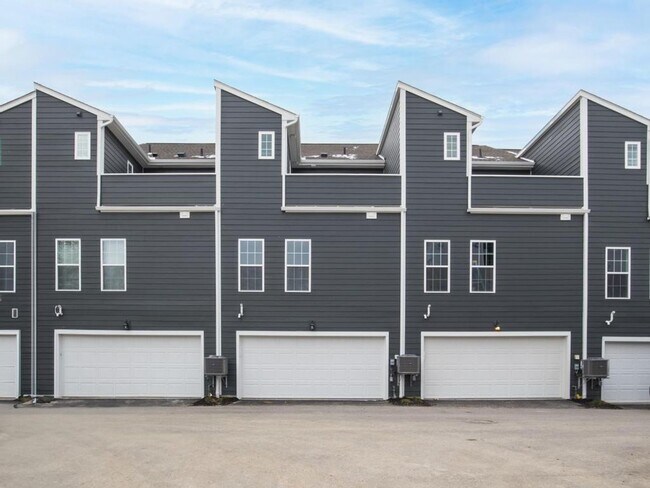 Building Photo - Luxury Townhome in the Heart of Cranberry Twp