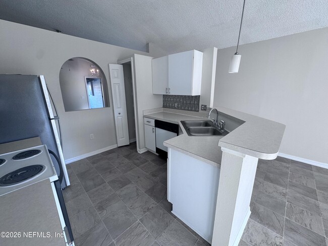 Building Photo - 8440 Oak Crossing Dr W