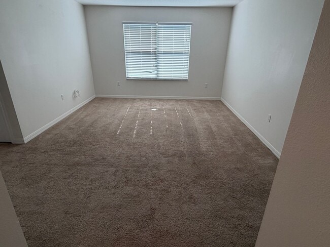 Building Photo - 5 bed 3 bath single family house for rent