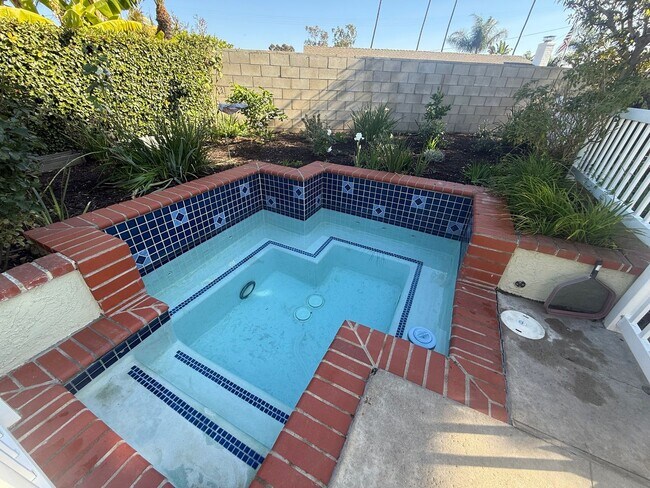 Building Photo - Spacious End-of-Culdesac 4-bed, 2.5-bath Home with Private Sparkling Pool & Spa