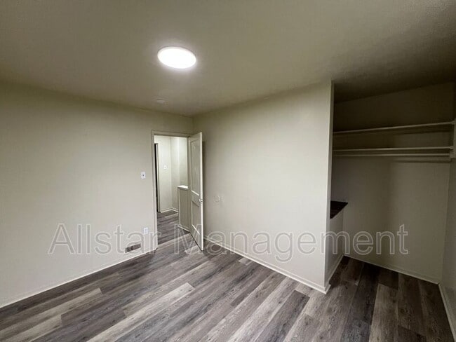 Building Photo - 942 S Central Dr
