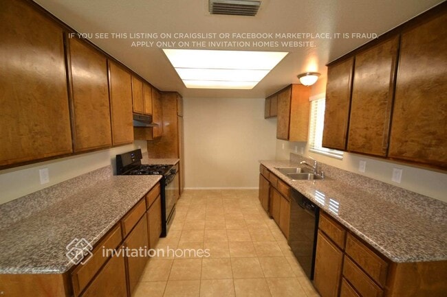 Building Photo - 318 W Tenth Pl