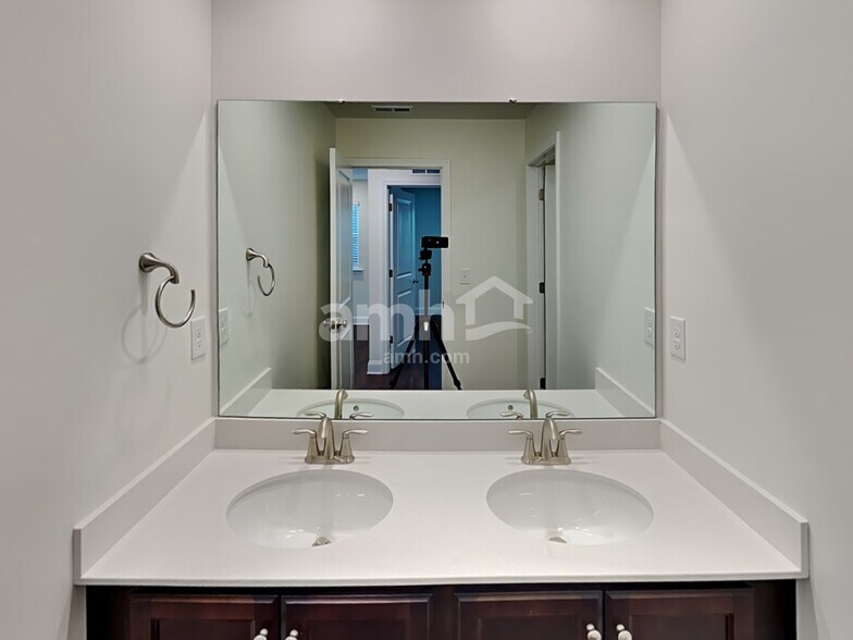 Building Photo - 542 Rivermist Dr