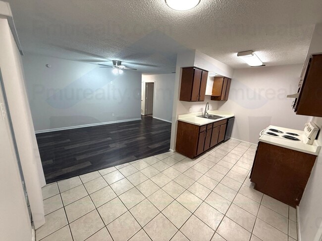 Building Photo - AVAILABLE NOW!!! Charming 3-bedroom, 1.5-bathroom house in Cedar Hill