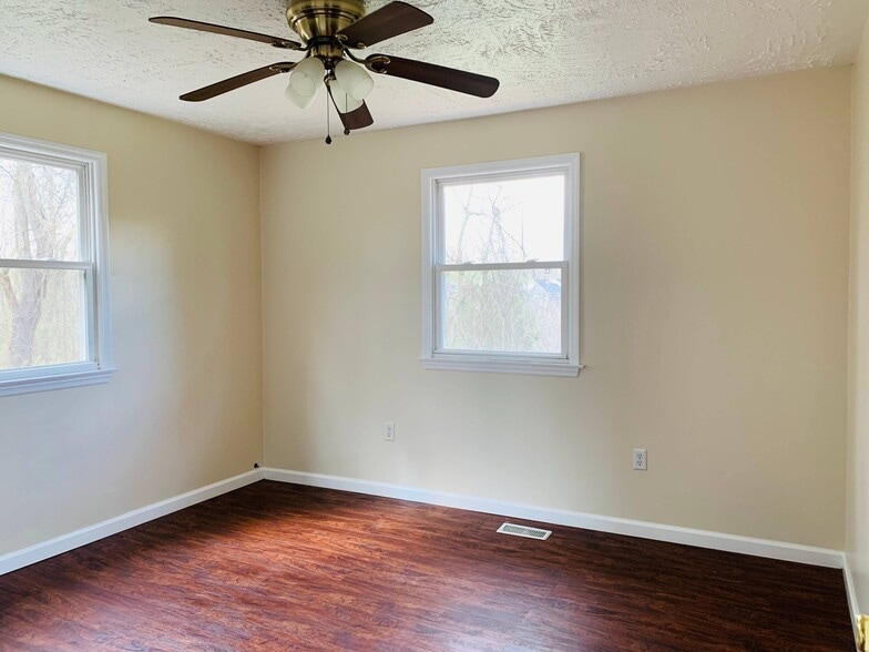 Building Photo - 2284 McKees Rocks Rd