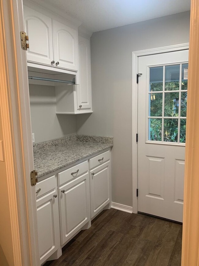 Building Photo - 44 Hickory Knoll