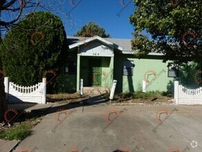 Building Photo - Spacious 2 bedrooms 1 bath duplex