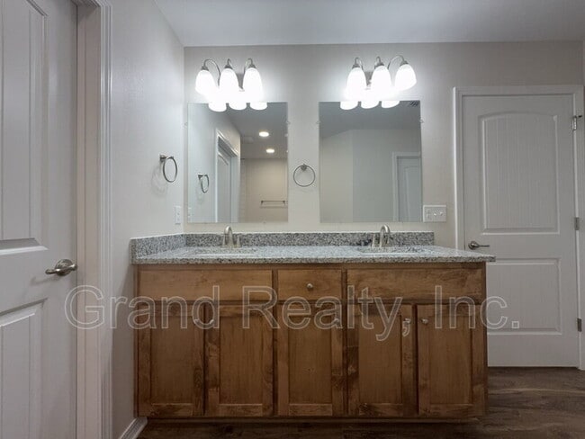Building Photo - 4208 Eleanor St