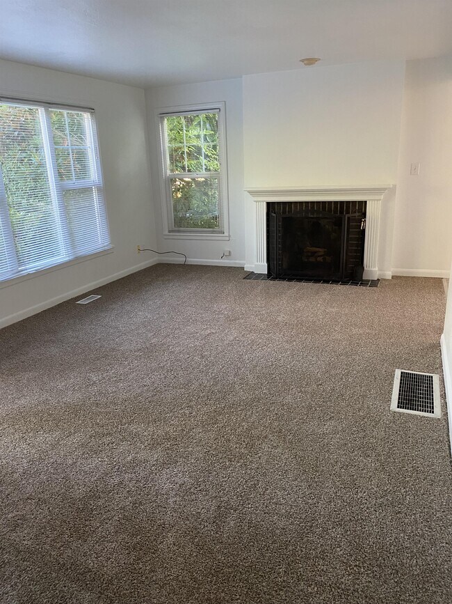 Building Photo - 5621 Fauntleroy Way SW