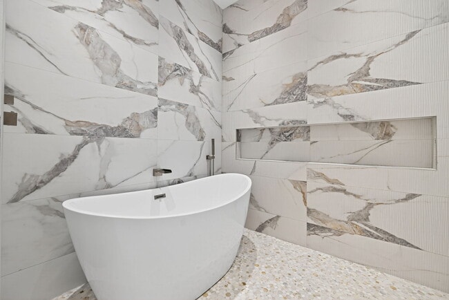 Building Photo - 2757 NE 34th St