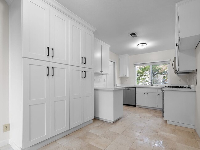 Building Photo - Townhouse-Style Single-Family