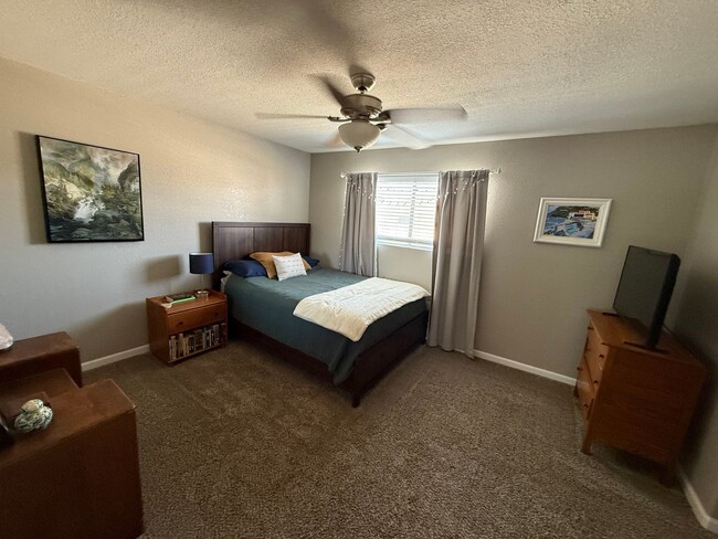 Building Photo - Spacious Two-Story 3 Bedroom, 1.5 Bath Tow...