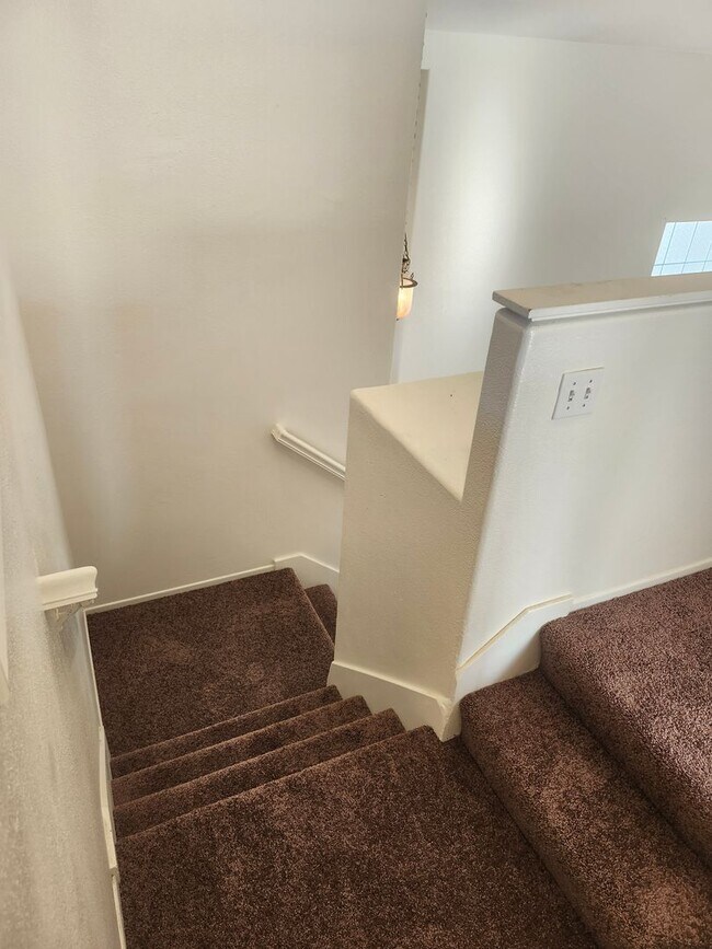 Building Photo - Spacious 4-Bedroom Home in a Prime Location