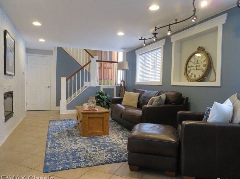Building Photo - 1508 Lakeview Dr