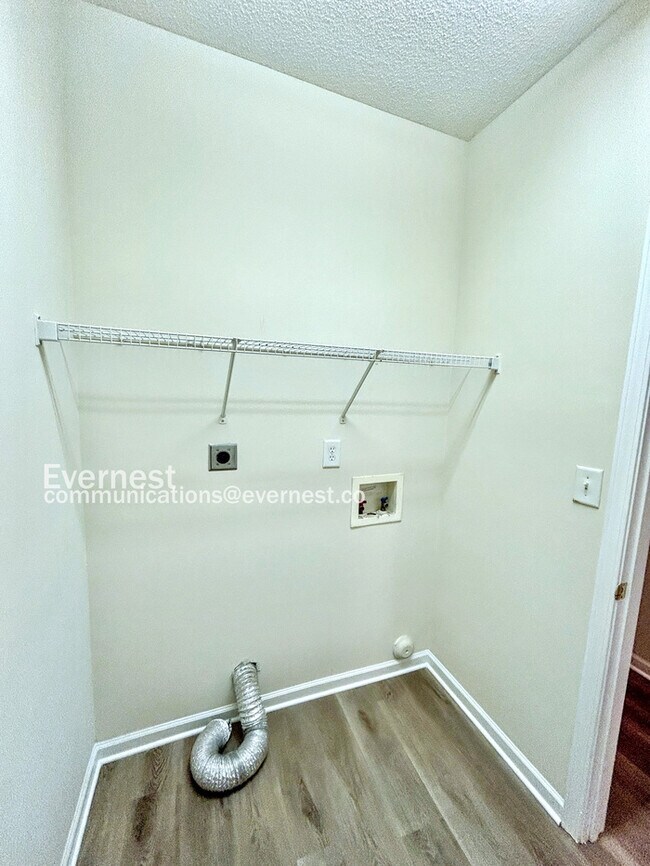 Building Photo - Spacious 3 Bedroom Home in High Point / Up...