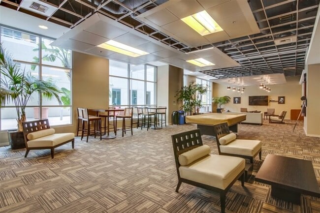 Building Photo - Large 1 Bedroom 1 Bath next to Petco Park