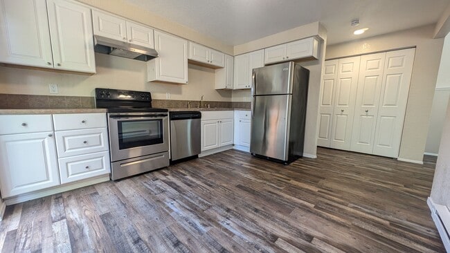 Building Photo - Spacious Townhome Duplex with Large fenced...