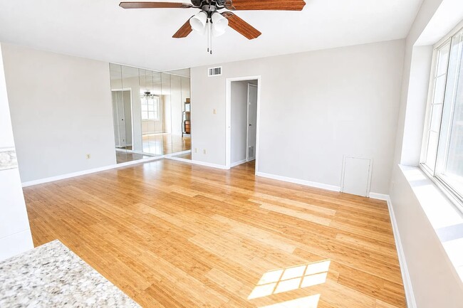 Interior Photo - REGENCY COURT APARTMENTS -- 018