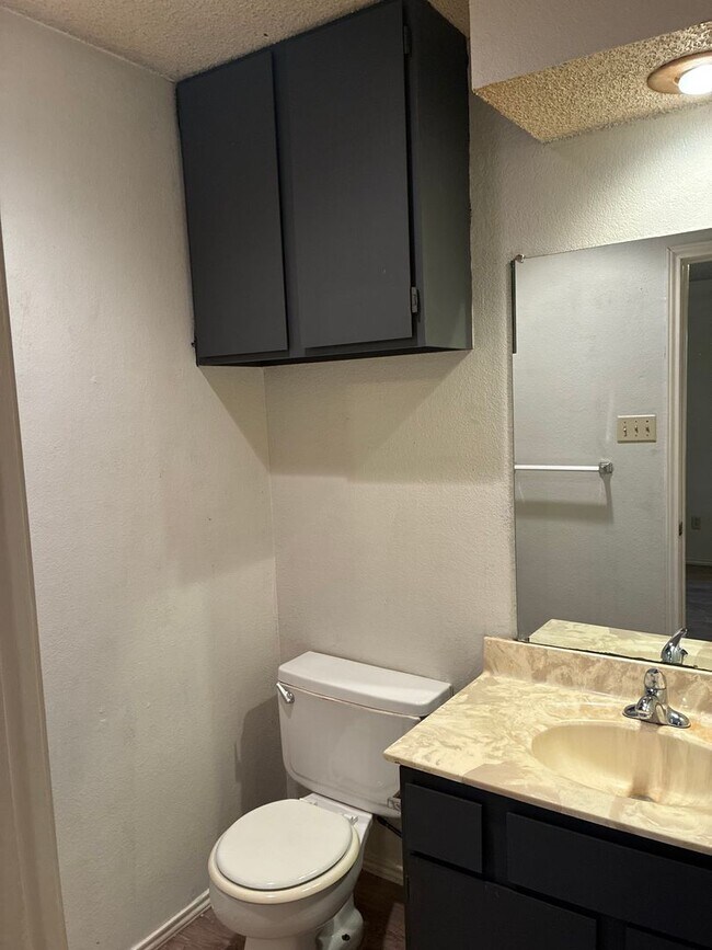 Building Photo - 8204 Vernon Ave