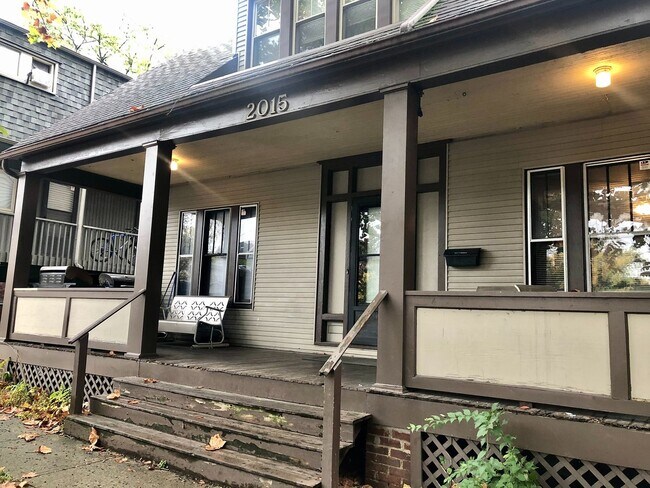 Building Photo - 5 Bedroom House - Walking distance from Ce...