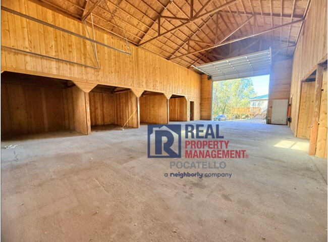 Building Photo - Beautiful 5 bed 2 bath country living - 5+...