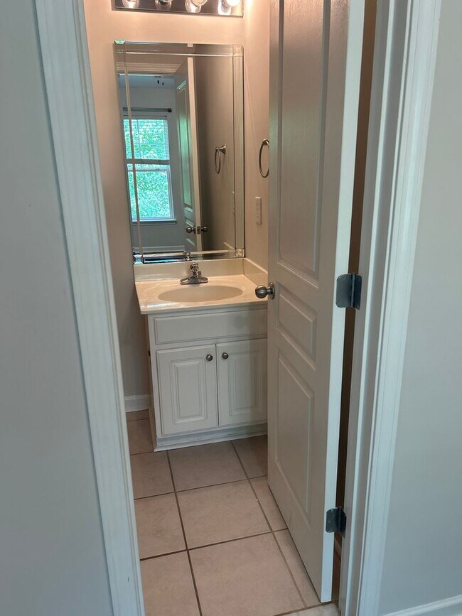 Building Photo - Three Bedroom Townhouse Available!