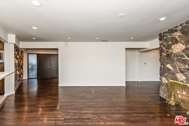 Building Photo - 15451 Longbow Dr
