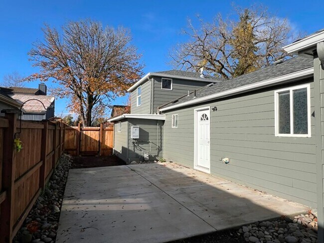 Building Photo - 3Bd/2Ba Two Story House - Available Now!