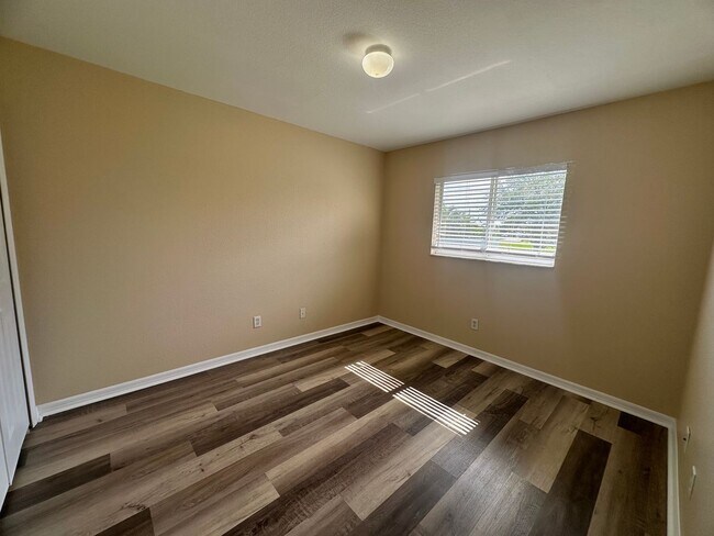 Building Photo - Great Location! 3 Bed, 2 Bath with Screened Lanai & More