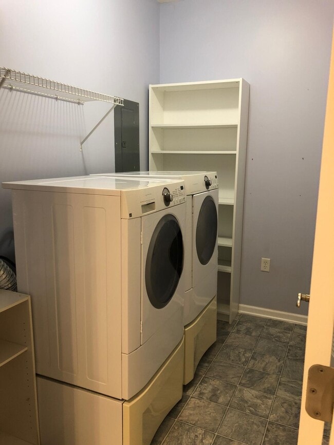 Building Photo - 7728 S Essex Gate Dr