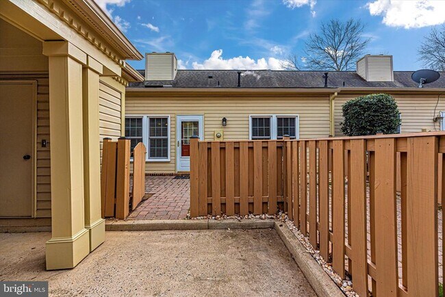 Building Photo - 910 McLendon Dr