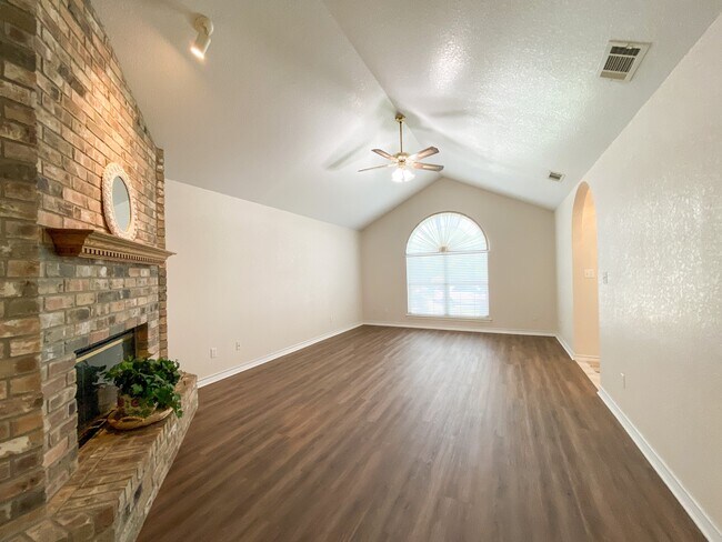 Building Photo - 1663 Lantana Cir
