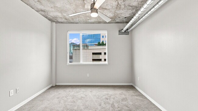 Building Photo - $2,820.95- 2 bed, 1 bath Condo in the heart of Denver with In Unit Laundry!